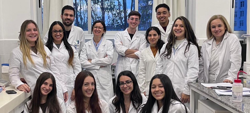 Estudiantes se acercan a la experiencia de investigar a través de la enseñanza en bioquímica