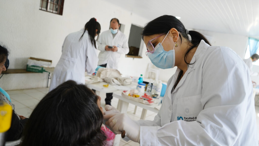 La FO realiza atención odontológica en territorio en el marco de un convenio con la IM y Fundación Juntos.uy
