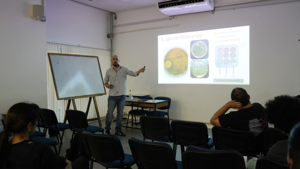 Docente trabaja en el desarrollo de material con propiedades antimicrobianas