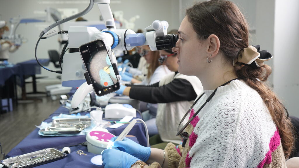 Nuevo equipamiento permitirá mejorar la visión de la zona de trabajo en procedimientos odontológicos