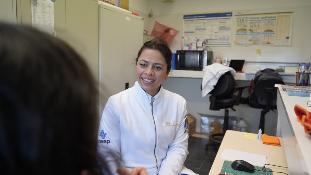 Investigadora de la Universidad Estatal Paulista visita la FO para realizar estudio en conjunto sobre el ameloblastoma