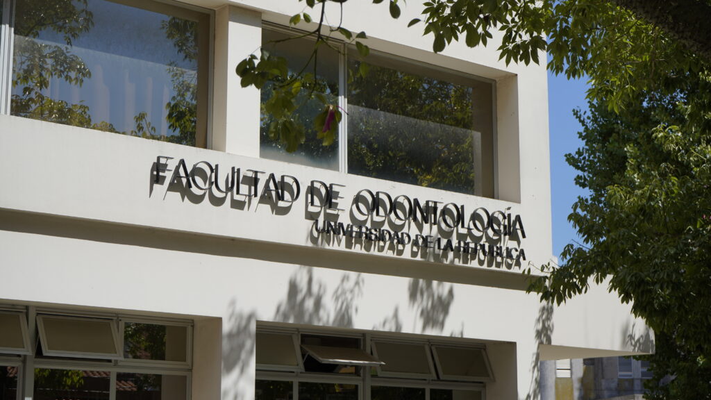 Docente de periodoncia presentó estudio sobre dolor en injertos palatinos en EuroPerio11